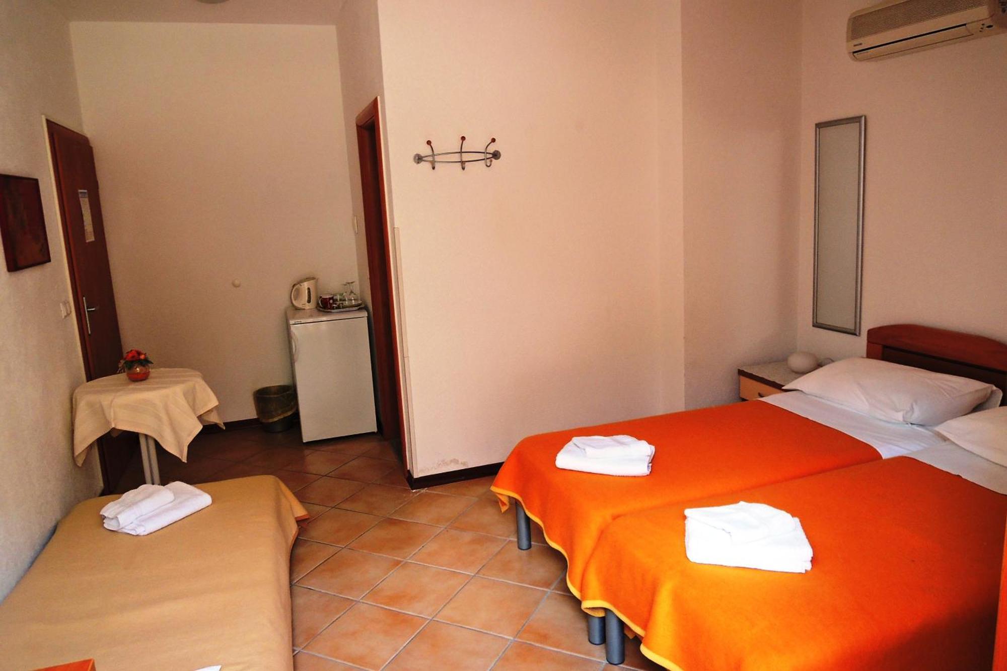Apartments&rooms by the sea Brela, Makarska - 13118 Rum bild